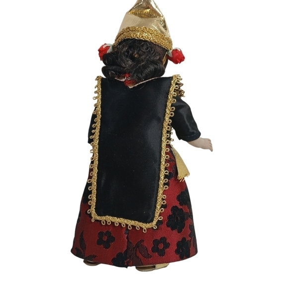 Indonesia - Boxed International-8" Doll by Madame Alexander #579 Retired 1988 - Picture 6 of 8